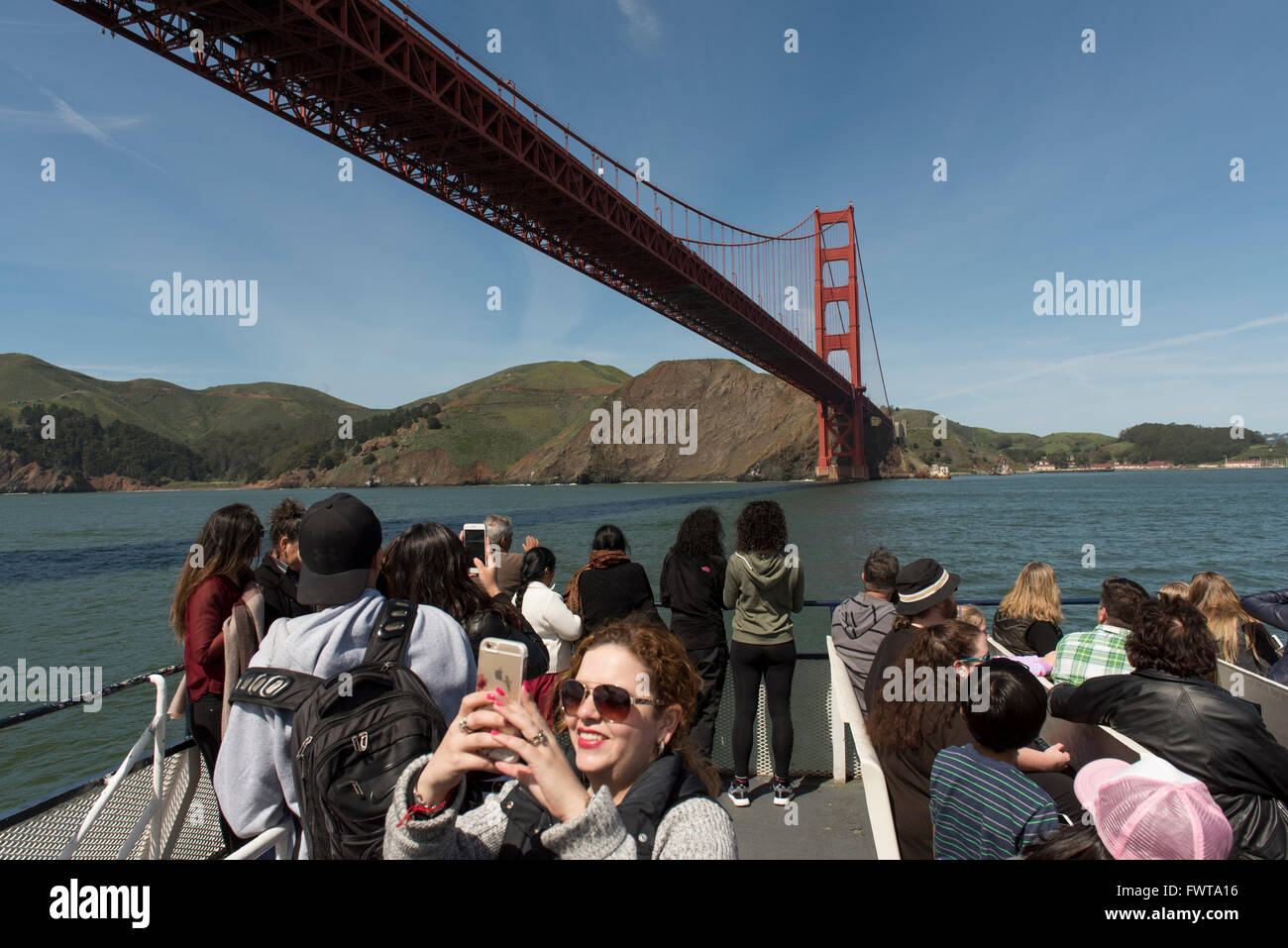 Les touristes sur un bateau sous le pont du Golden Gate, San Francisco Bay, California, USA Banque D'Images