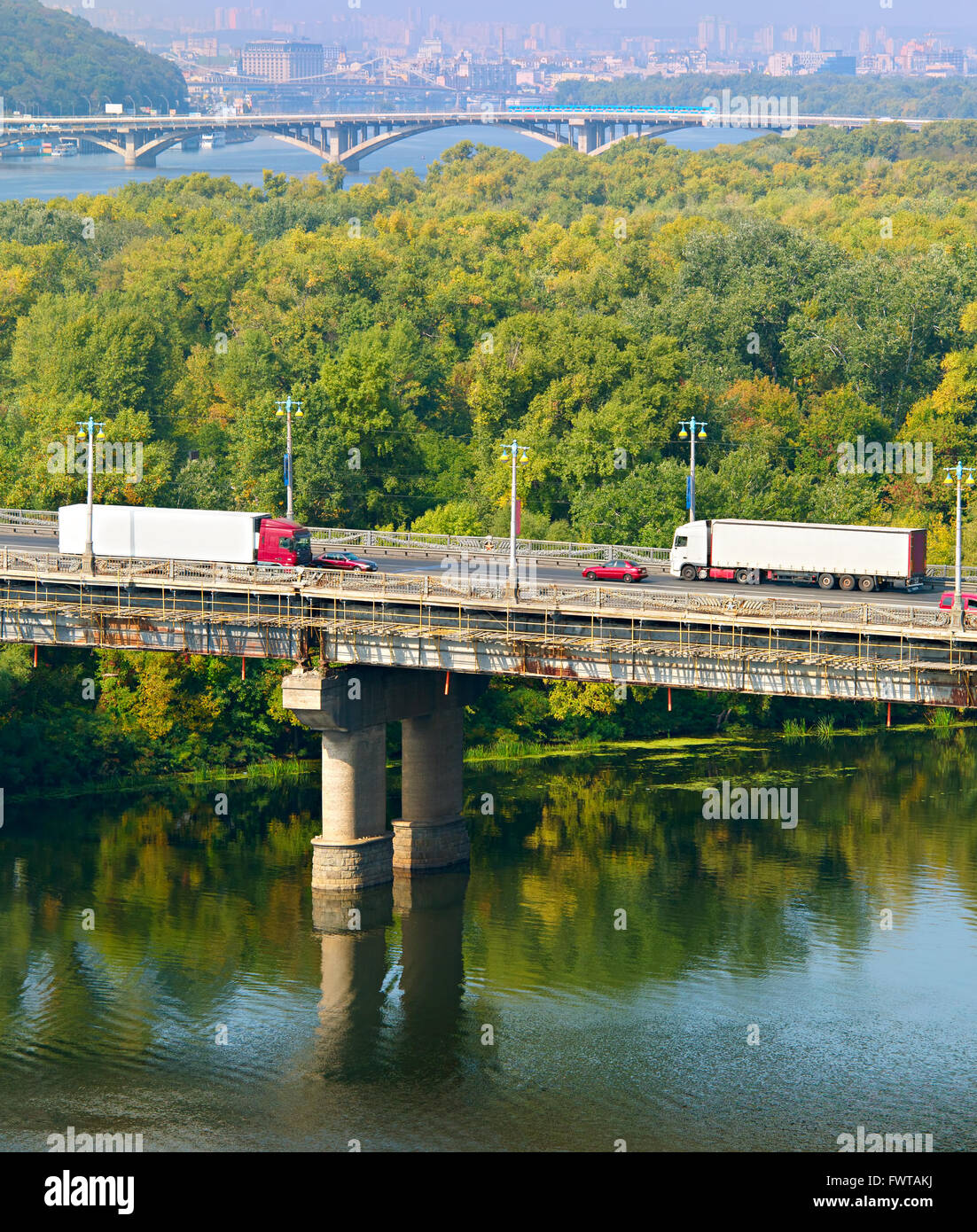 Camions sur un pont au-dessus de la rivière. Kiev, Ukraine Banque D'Images
