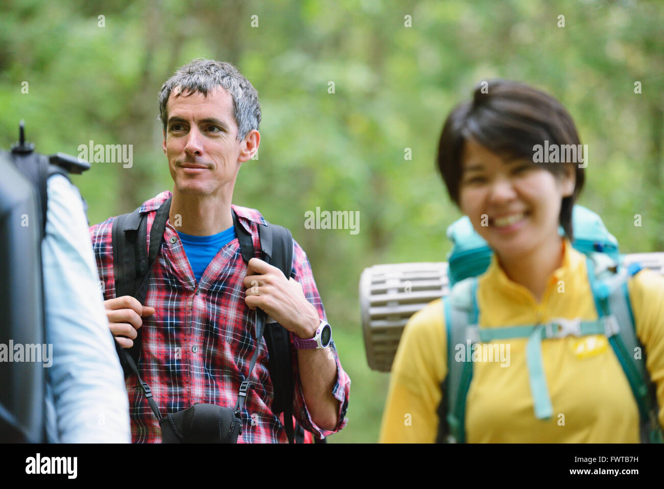 Groupe multiethnique de ami trekking dans les bois Banque D'Images
