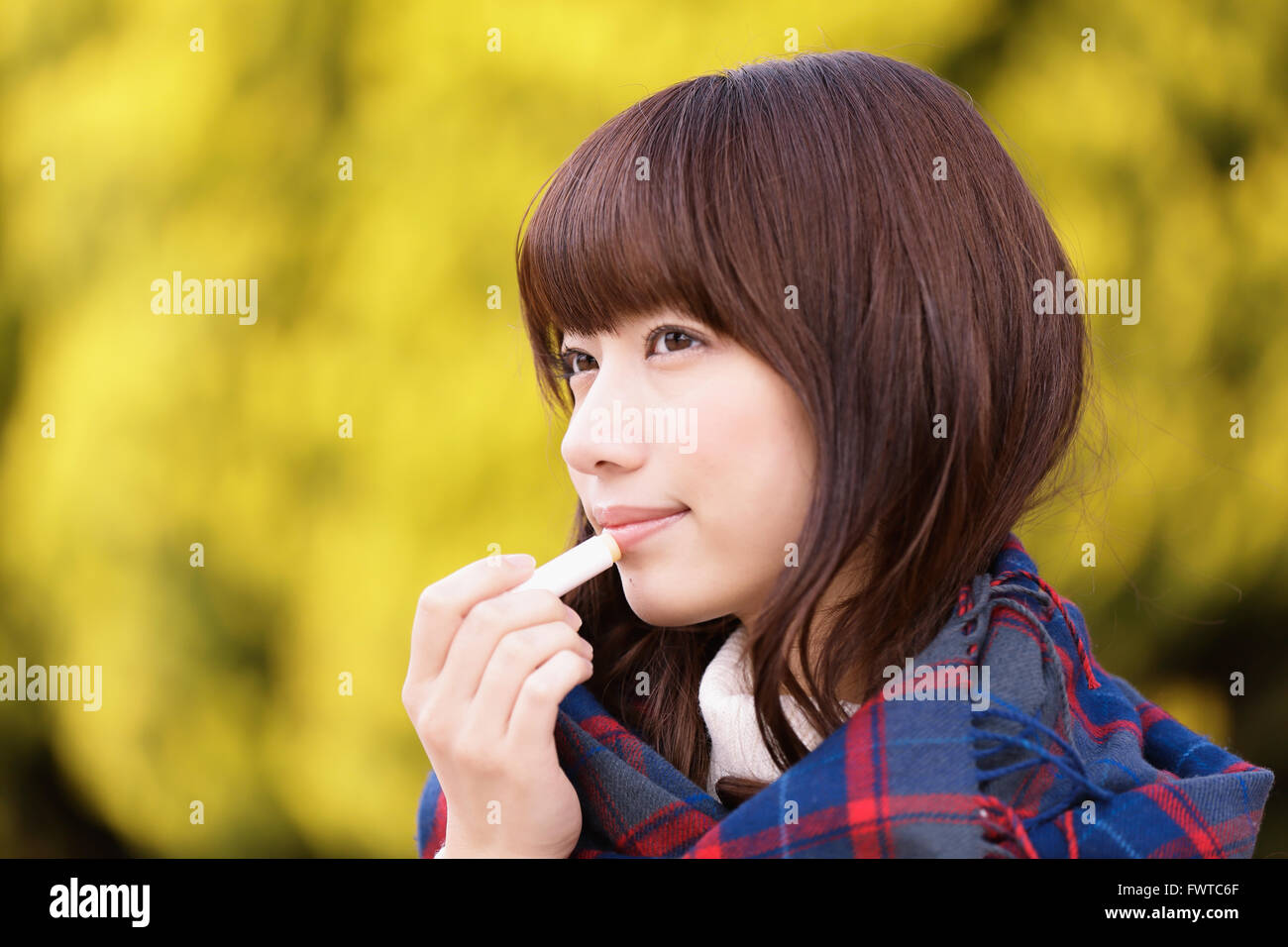 Jolie femme japonaise avec silencieux sur une journée ensoleillée d'hiver Banque D'Images