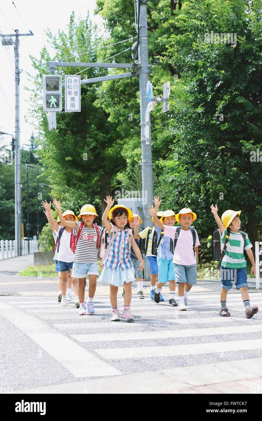 L'école japonaise kids crossing street Banque D'Images