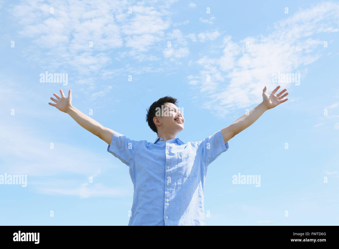 Portrait de jeune homme japonais par la mer Banque D'Images