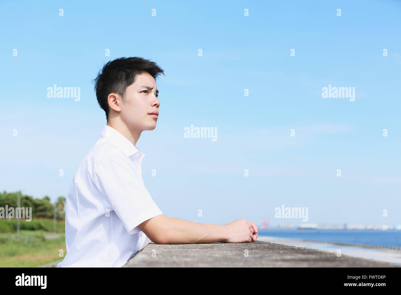 Portrait de jeune homme japonais par la mer Banque D'Images