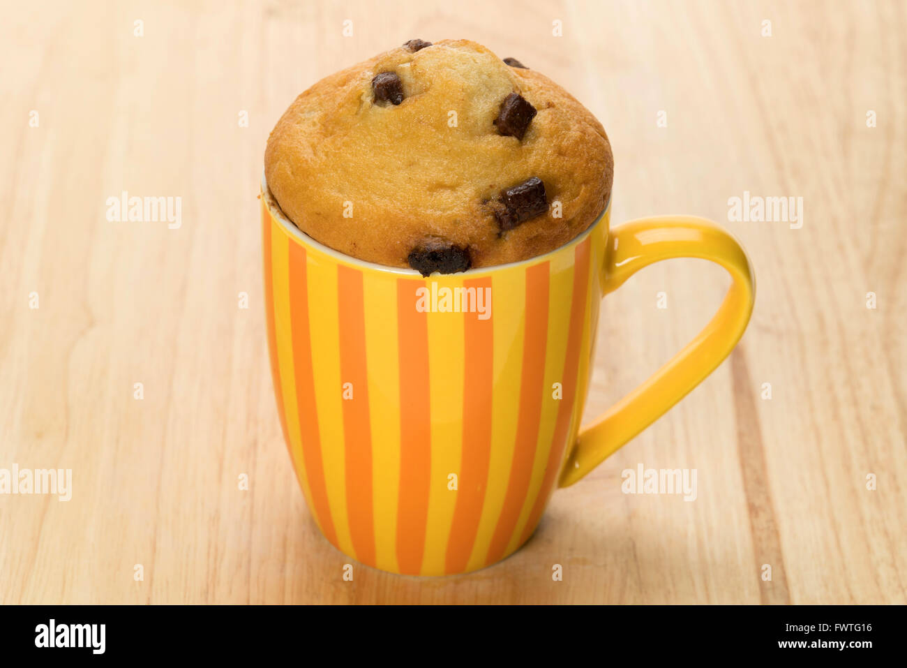 Un petit gâteau au chocolat qui a été cuit dans un mug. Banque D'Images