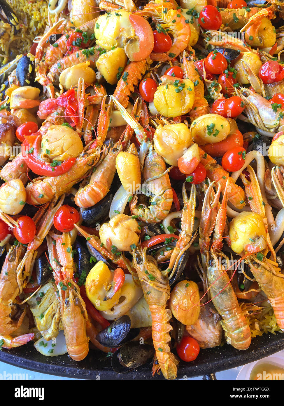 Paella aux fruits de mer dans une casserole Banque D'Images