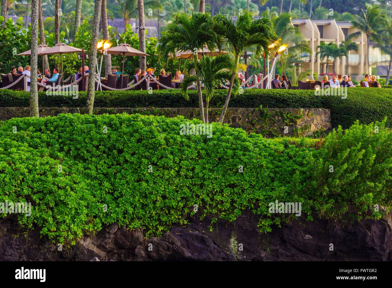 Merriman's Restaurant and Wine bar patio extérieur avec resorts en arrière-plan vue du coucher de soleil Maui Banque D'Images