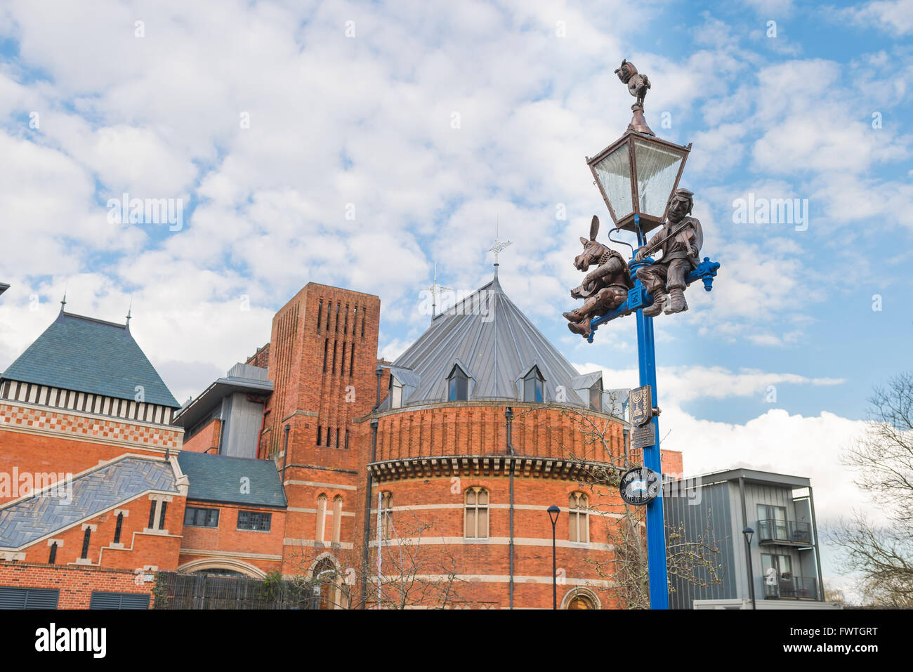 Poste de lampe Shakespeare, vue sur un poteau de lampe à côté du Swan Theatre décoré avec les figures De Fond et Tevye, Stratford Upon Avon, Royaume-Uni Banque D'Images