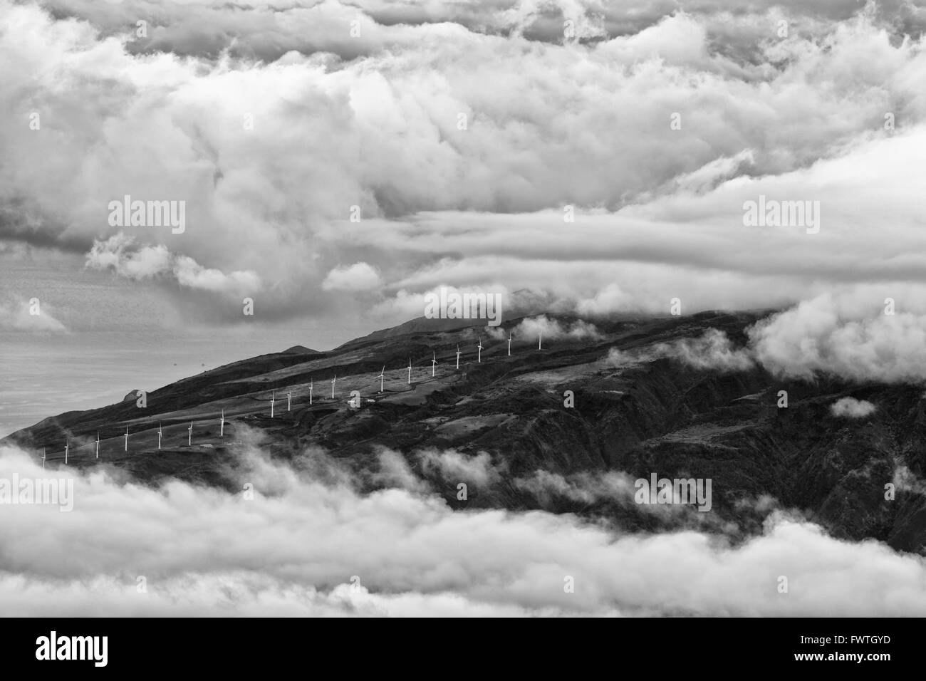 Ferme éolienne sur les montagnes de West Maui vu de cratère de Haleakala Banque D'Images