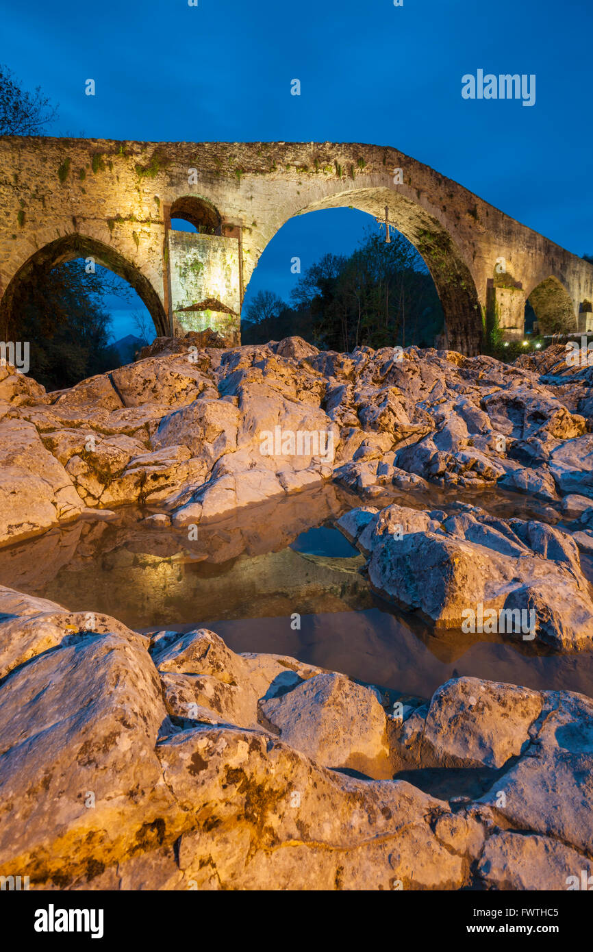 La nuit tombe sur le pont romain à Cangas de Onis Asturias, Espagne. Banque D'Images