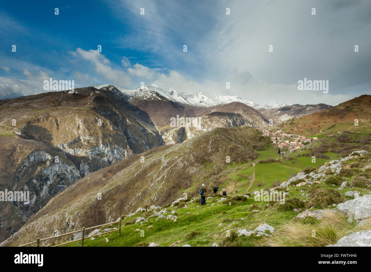 Matin de printemps au parc national des Picos de Europa, près de Tresviso, Cantabrie, Espagne. Banque D'Images