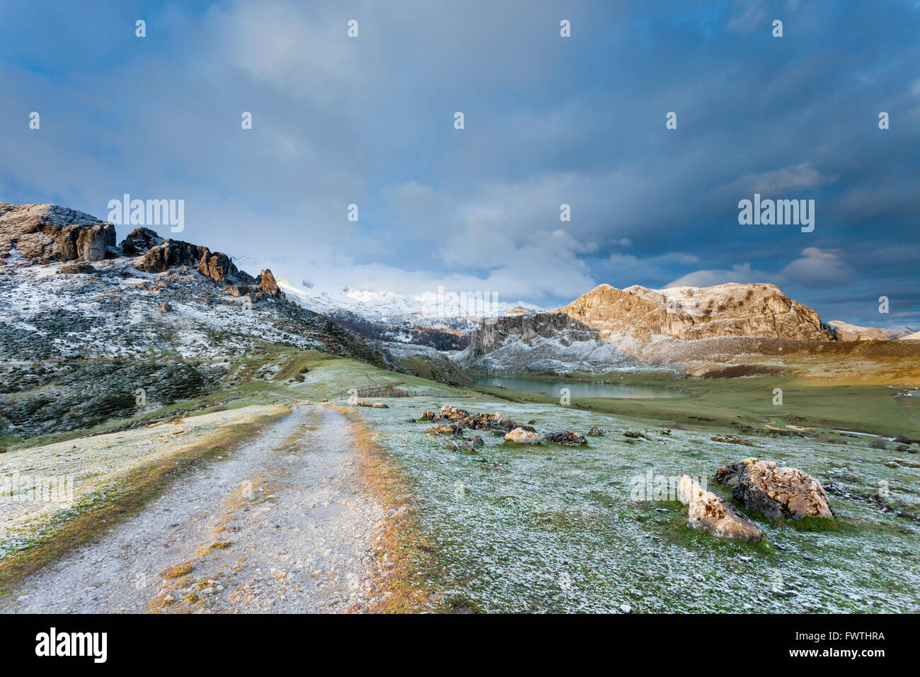 Neige sur un matin de printemps au parc national des Picos de Europa, Asturias, Espagne. Banque D'Images