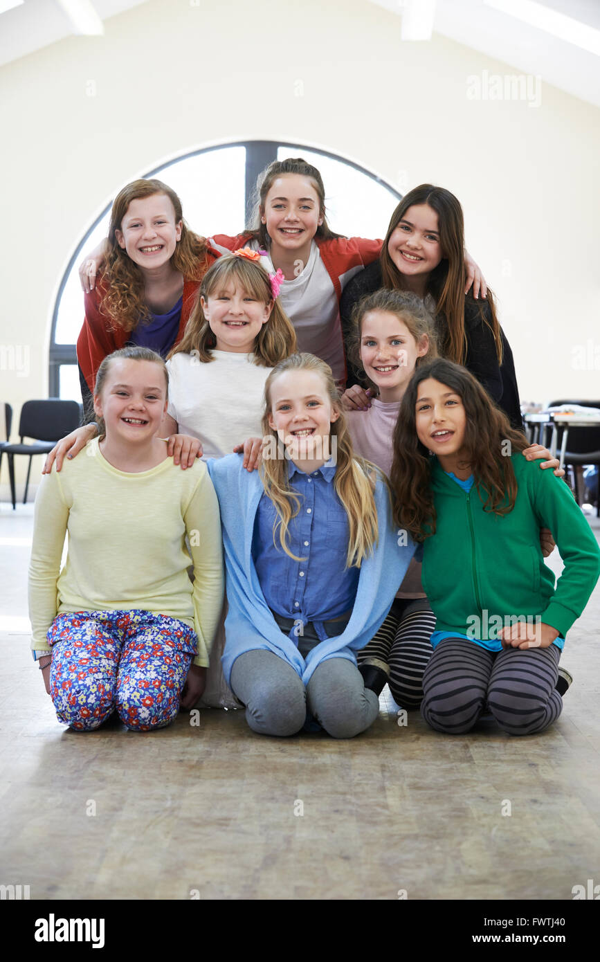 Groupe d'enfants bénéficiant d'atelier d'Art Dramatique Ensemble Banque D'Images