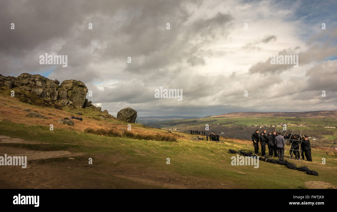 Les jeunes hommes team building entreprise à la Vache et son veau, Ilkley Banque D'Images