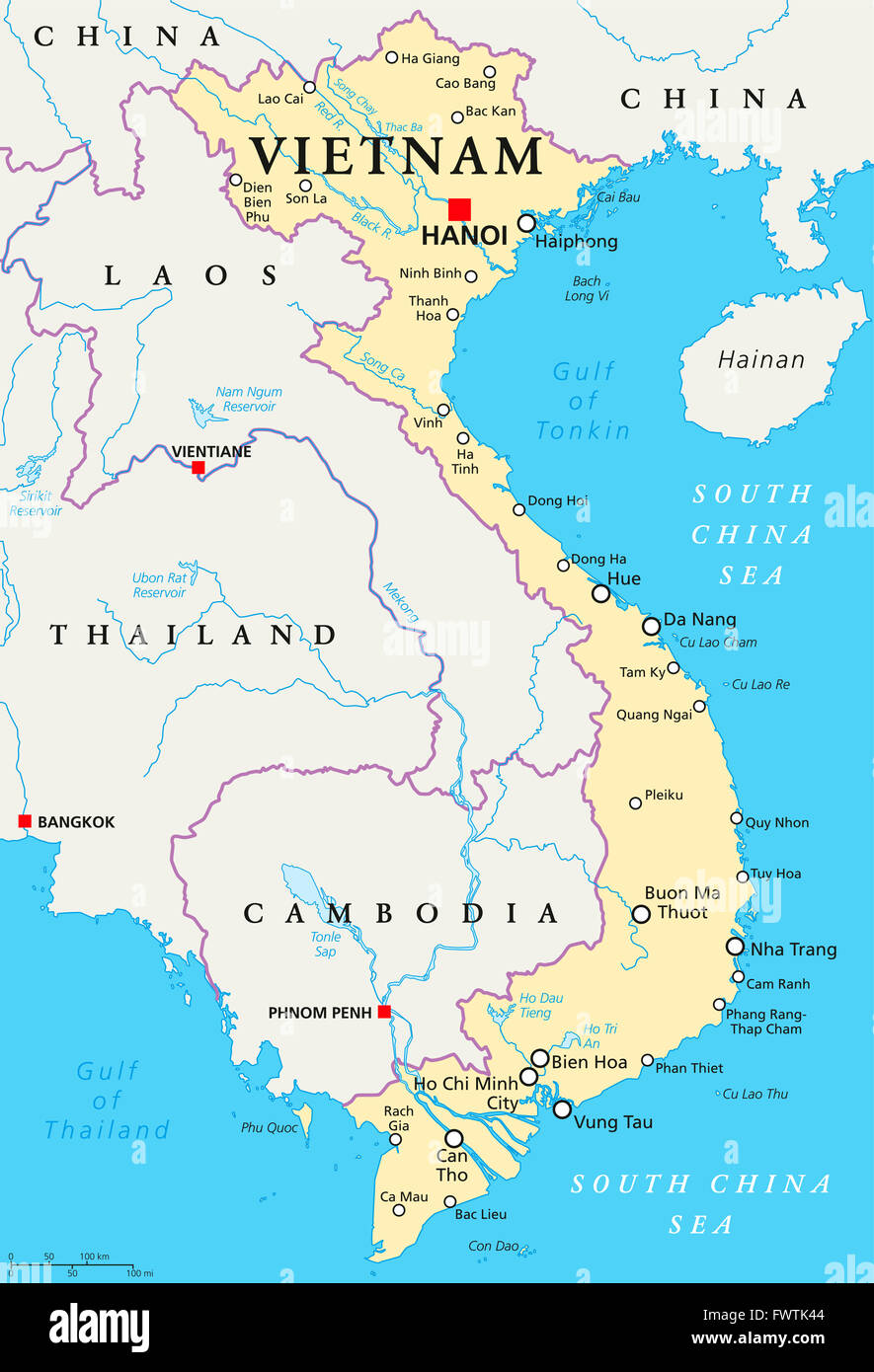 Carte politique du Vietnam avec capitale Hanoi, les frontières nationales, d'importantes villes, rivières et lacs. English l'étiquetage et à l'échelle. Banque D'Images