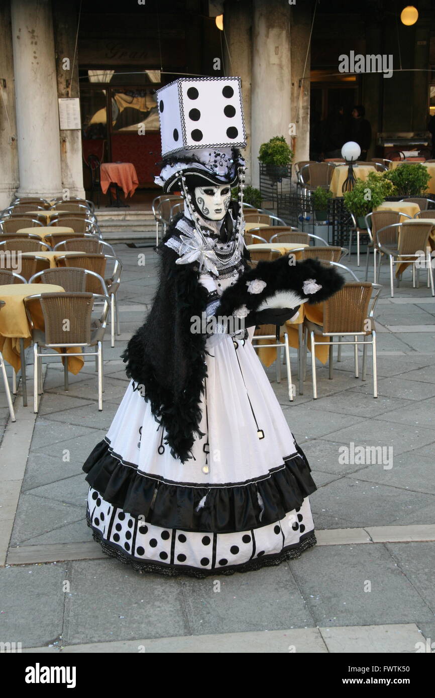 Robe carnaval conçu sur le thème de dés, Piazza San Marco, Venise, Italie Banque D'Images