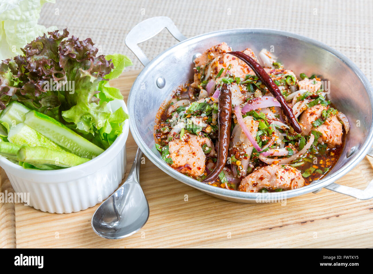 Salade de saumon épicé de style thaï avec des légumes frais Banque D'Images