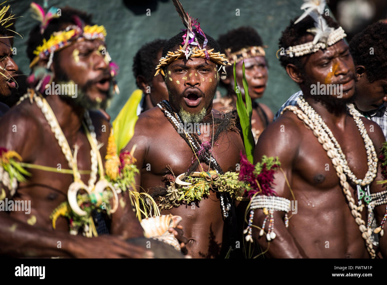 Danseurs locaux hommes effectuant une danse traditionnelle Tolokiwa, Papouasie Nouvelle Guinée Banque D'Images