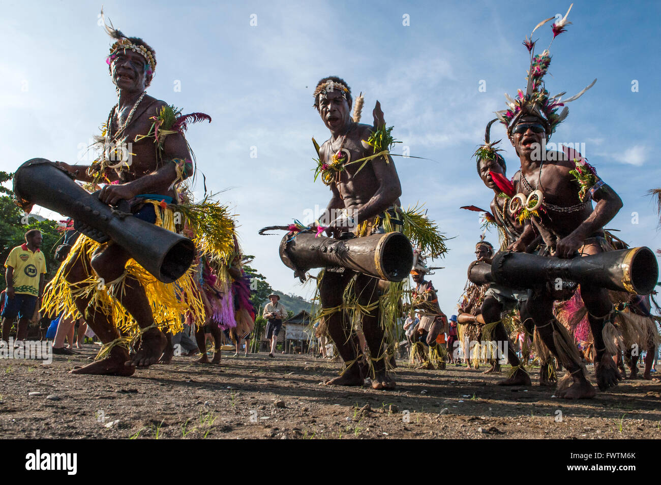 Danseurs locaux hommes effectuant une danse traditionnelle Tolokiwa, Papouasie Nouvelle Guinée Banque D'Images