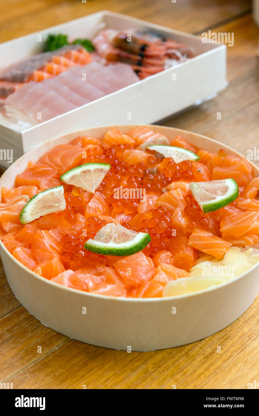 Oeufs de saumon saumon cru don ,et son oeuf sur le riz. Banque D'Images