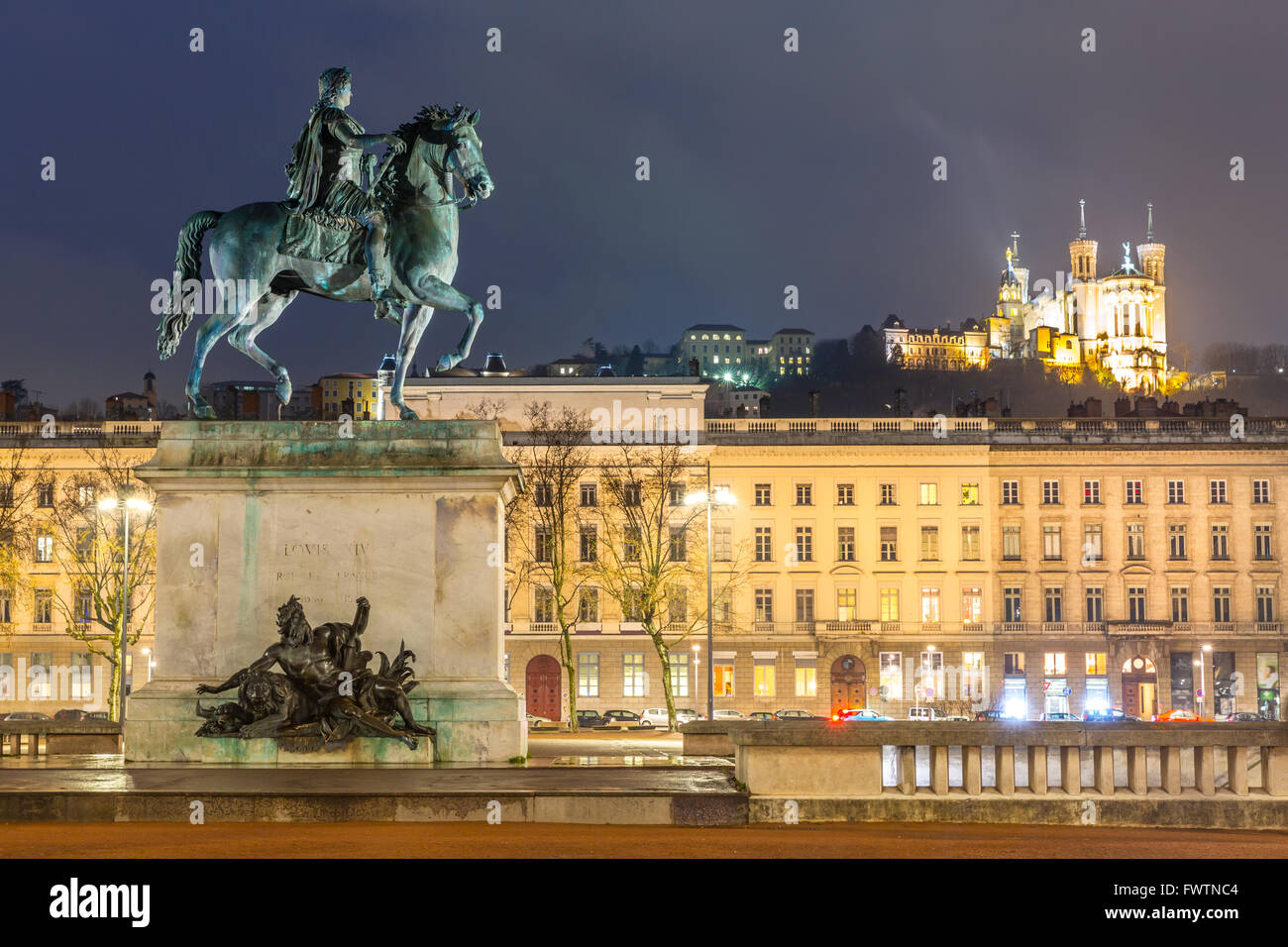 Lyon Place Bellecour statue de Louis XIV dans la nuit France Banque D'Images