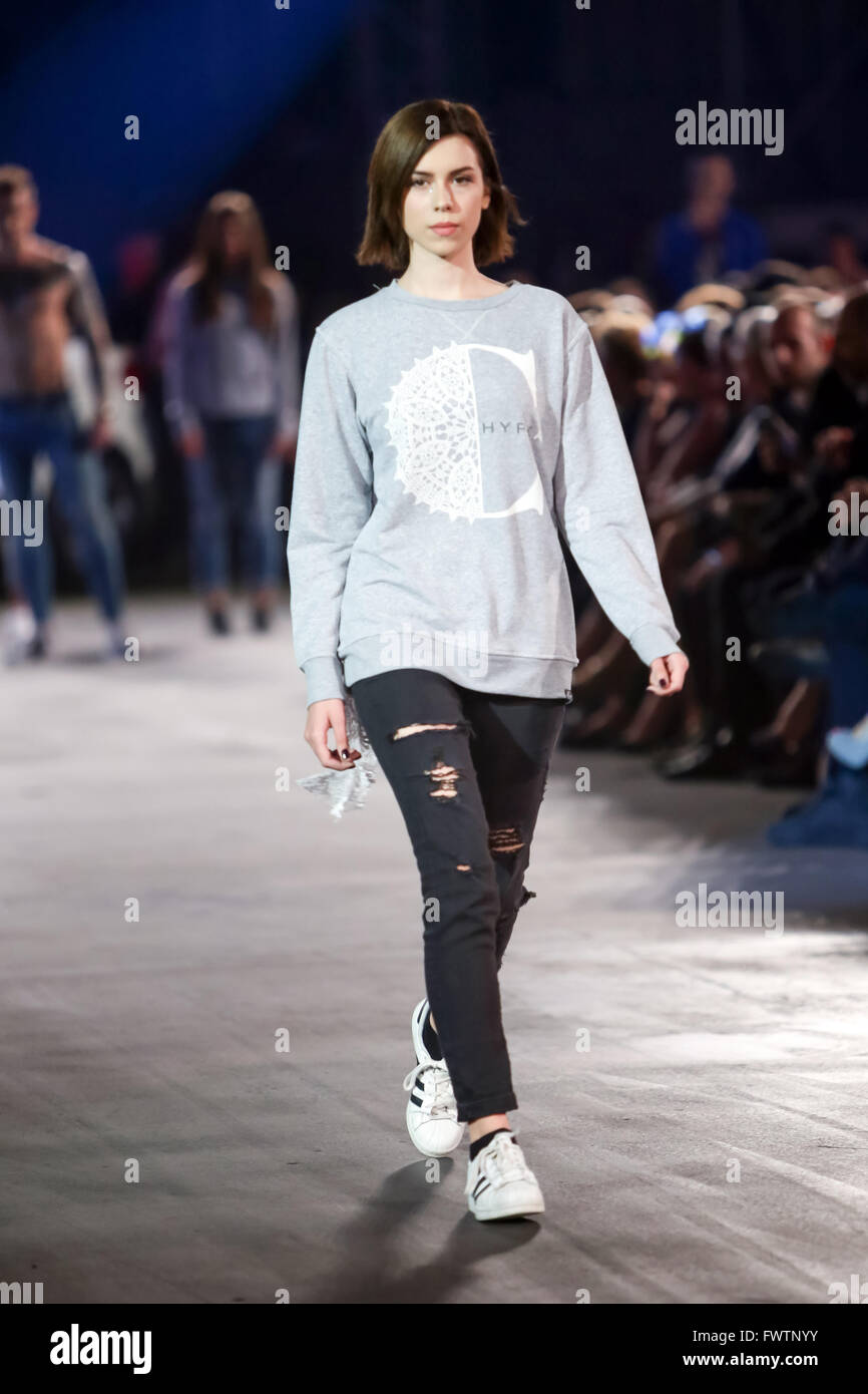 ZAGREB, CROATIE - 5 avril, 2016 : Mannequin portant des vêtements conçus par des designers de Chipka Tadija Glasnovic et Nikola Zor Banque D'Images