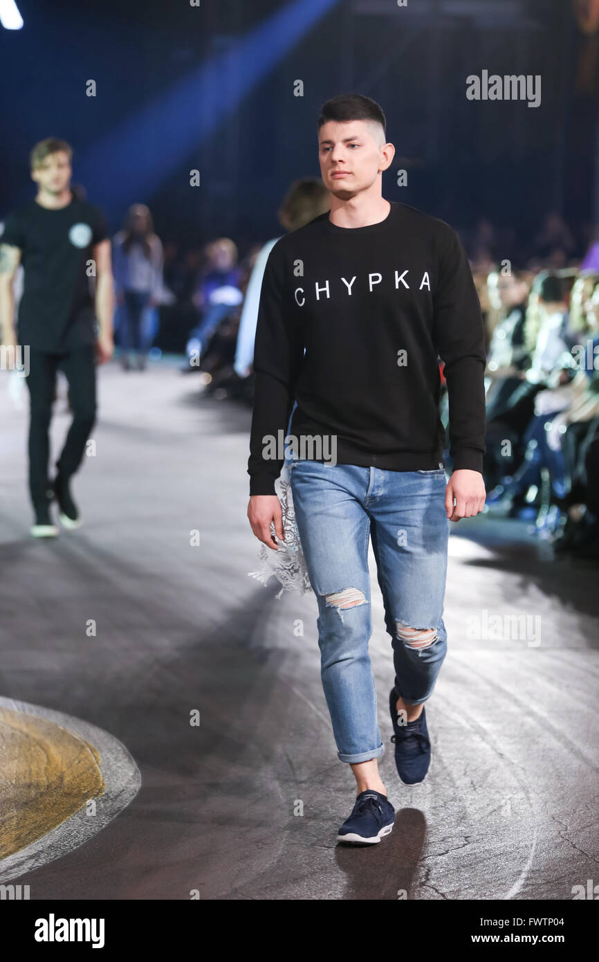 ZAGREB, CROATIE - 5 avril, 2016 : Mannequin portant des vêtements conçus par des designers de Chipka Tadija Glasnovic et Nikola Zor Banque D'Images