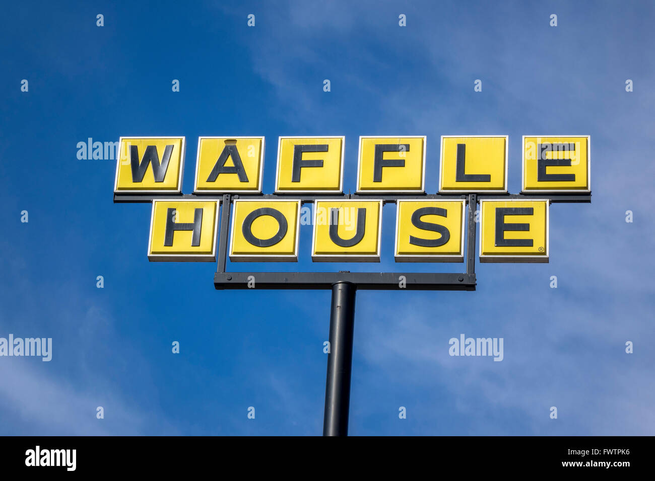 Le Logo et signe pour la chaîne américaine populaire restaurant Waffle House Banque D'Images