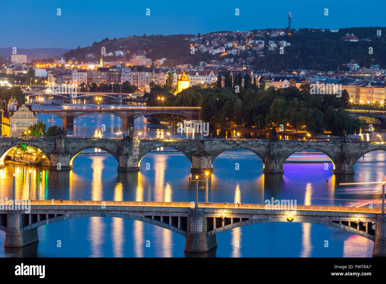 Vue sur les ponts sur la Vltava, Prague, République tchèque au crépuscule Banque D'Images