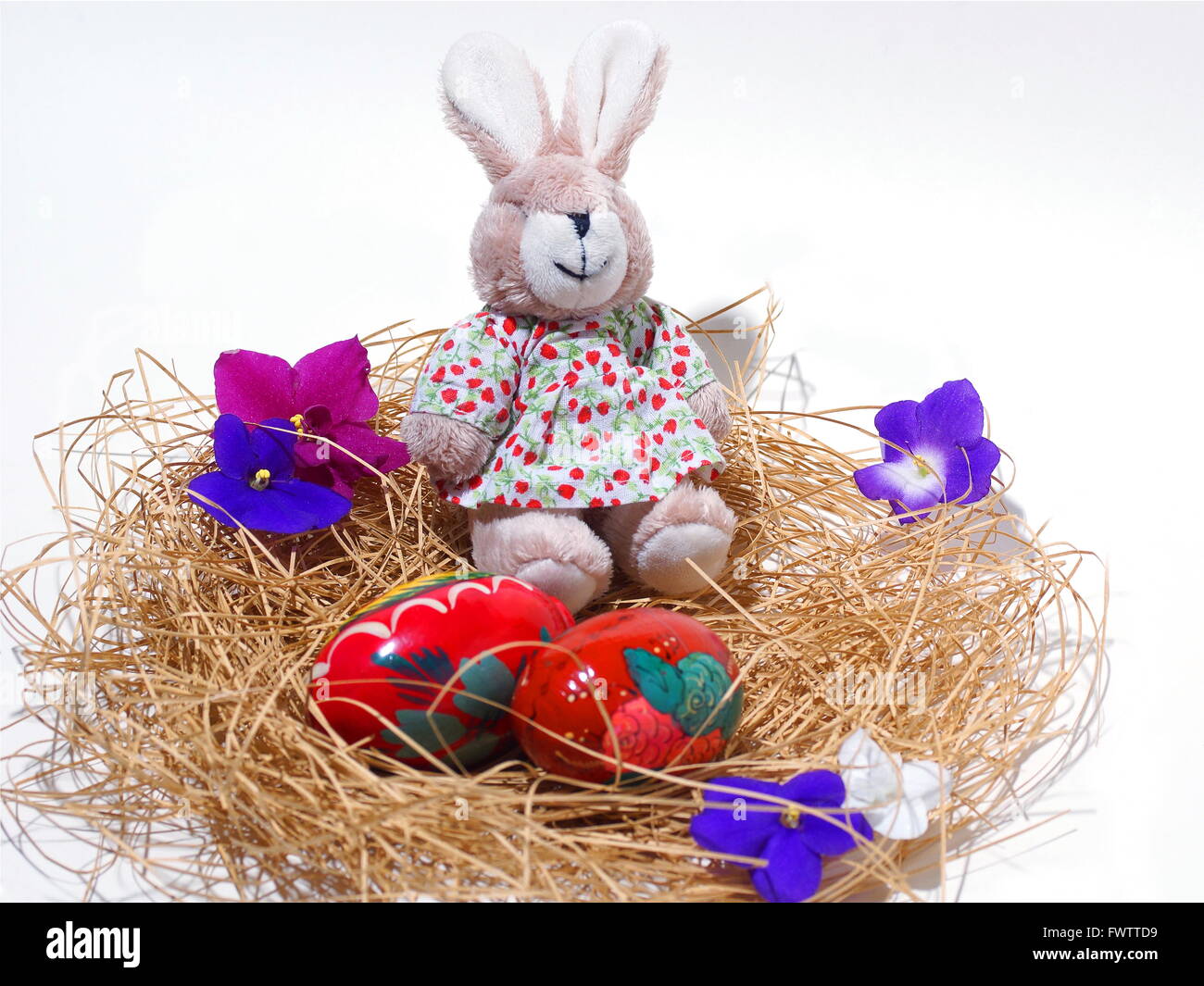 Lapin de Pâques et oeufs dans le nid, isolé sur fond blanc. Oeufs de Pâques décorés. Oeuf en bois ancien. La peinture. Banque D'Images