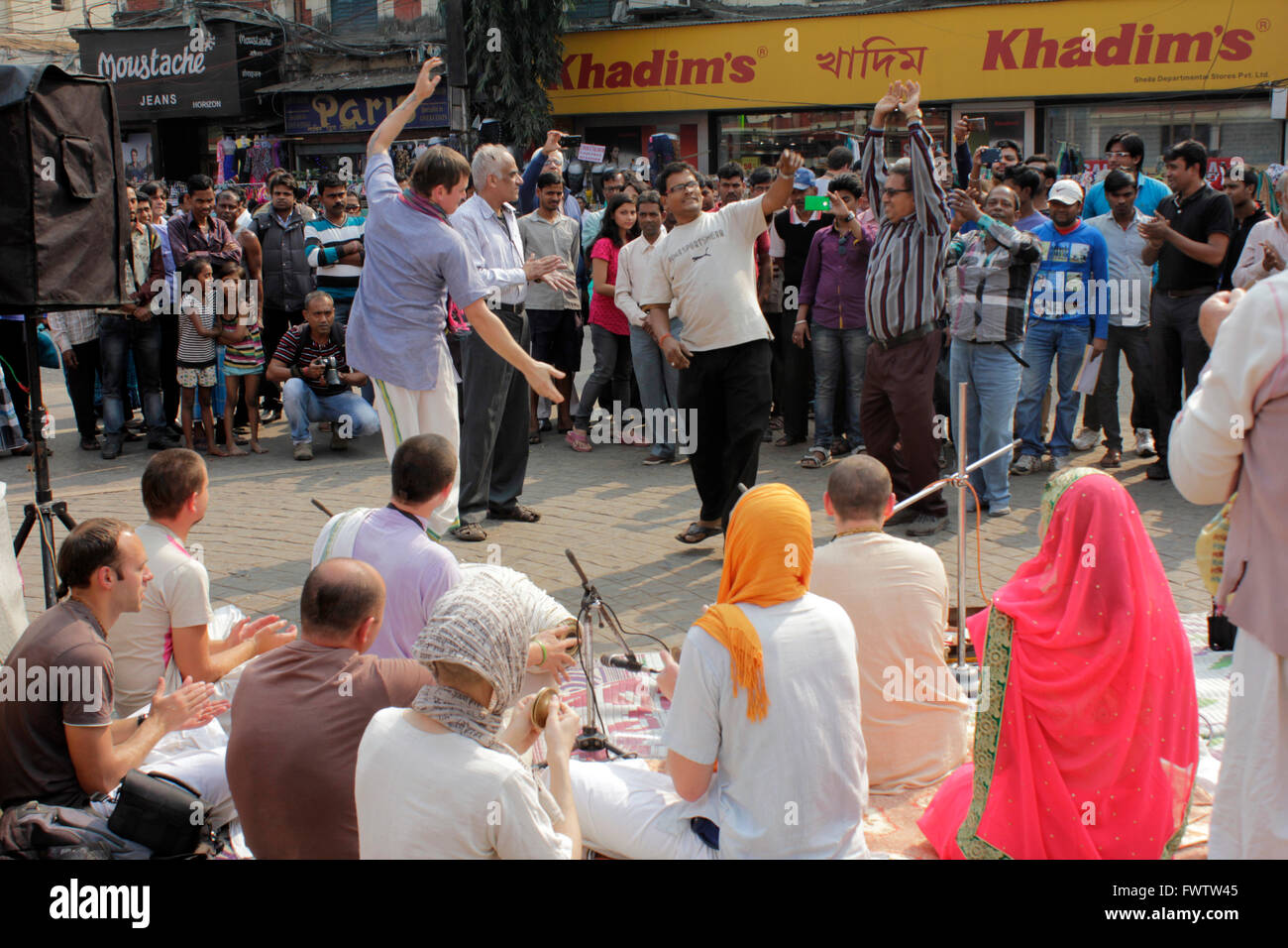 Les dévots d'ISKCON appartenant à la Russie d'effectuer les bhajans dans les rues de Kolkata Banque D'Images