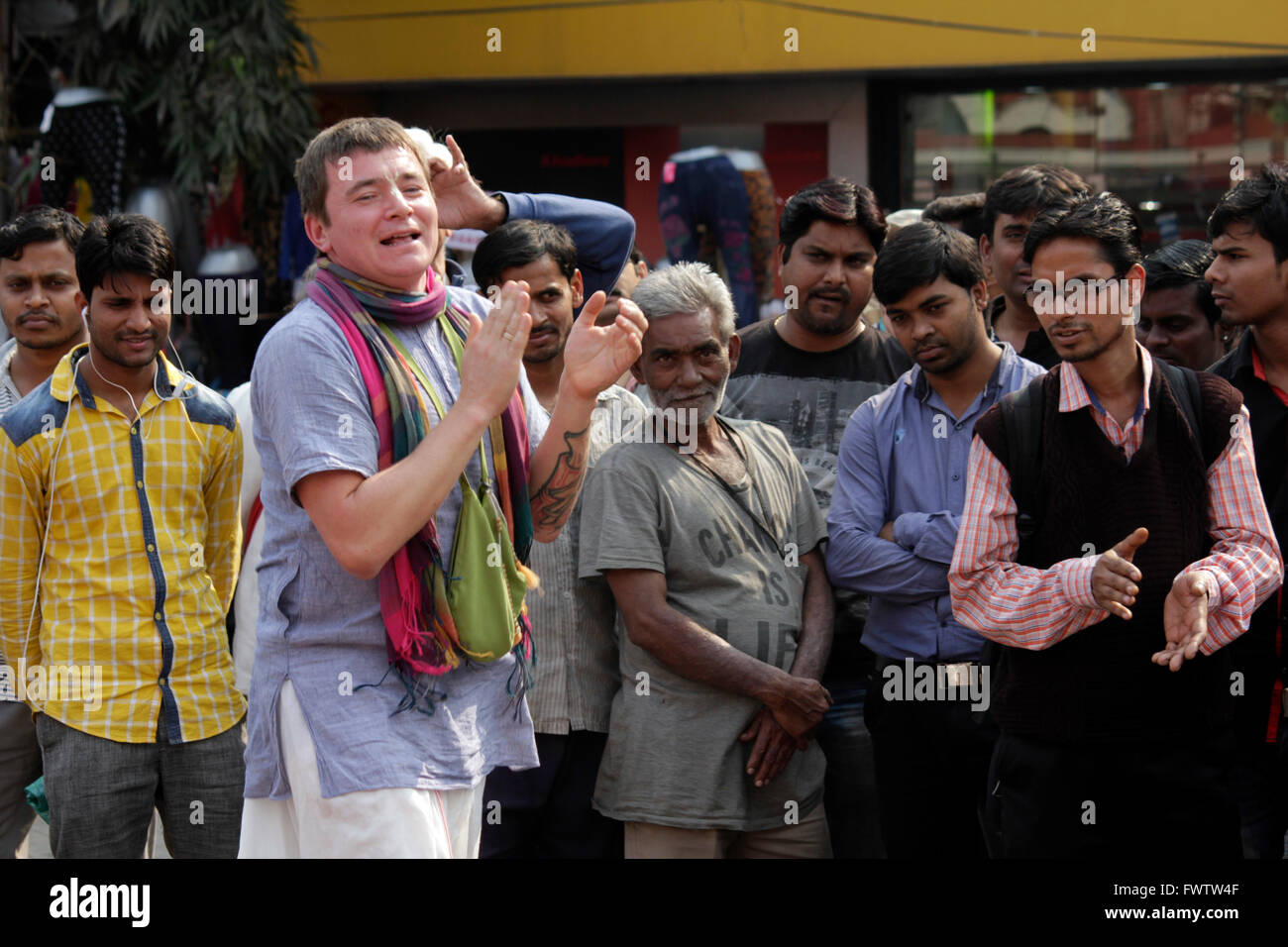 Les dévots d'ISKCON appartenant à la Russie d'effectuer les bhajans dans les rues de Kolkata Banque D'Images