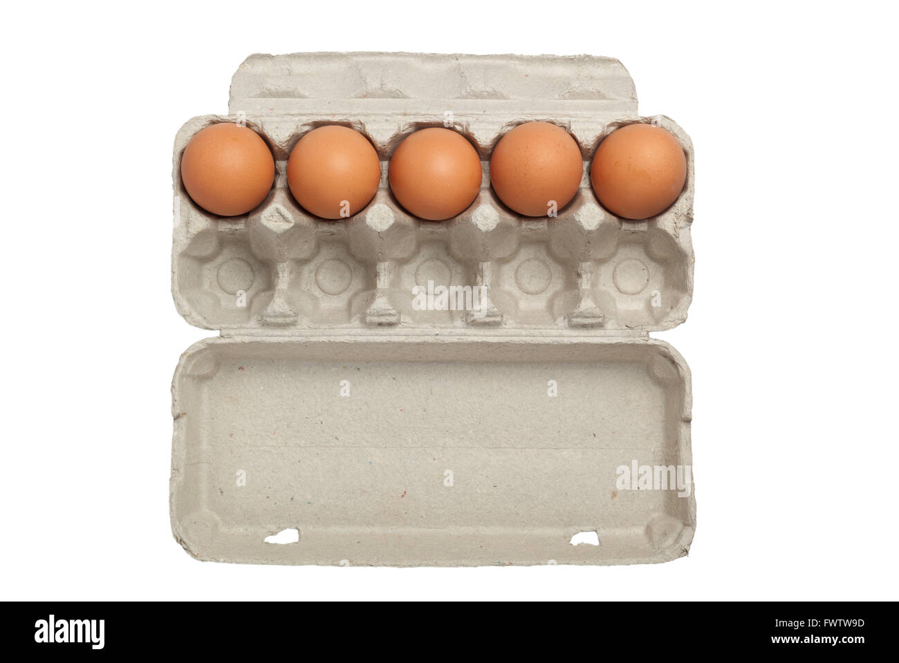 Boîte à œufs à moitié vide ou à moitié plein d'oeufs isolé sur fond blanc Banque D'Images Boîte à œufs à moitié vide ou à moitié plein d'oeufs isolé sur fond blanc Banque D'Images