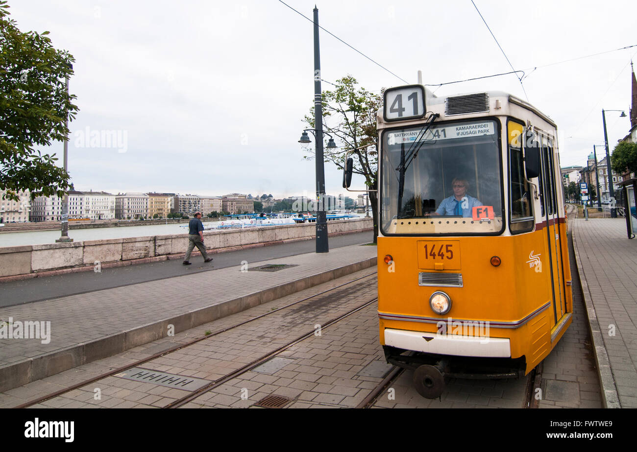 Un vieux tram à Budapest. Le réseau de tramway de Budapest s'étend sur une distance de plus de 150 km. Banque D'Images
