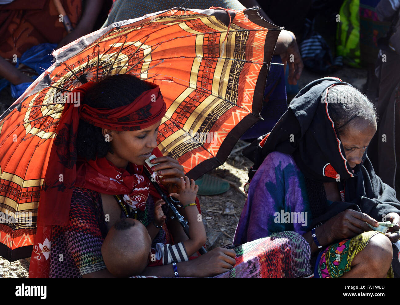 Les femmes Oromo dans le cadre dans le coloré marché hebdomadaire de Bati, Éthiopie. Banque D'Images