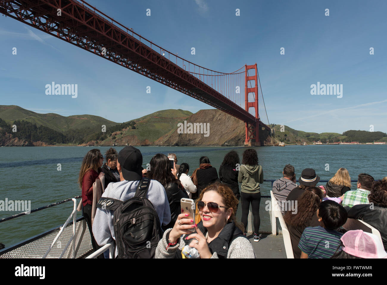 Les touristes sur un bateau sous le pont du Golden Gate, San Francisco Bay, California, USA Banque D'Images