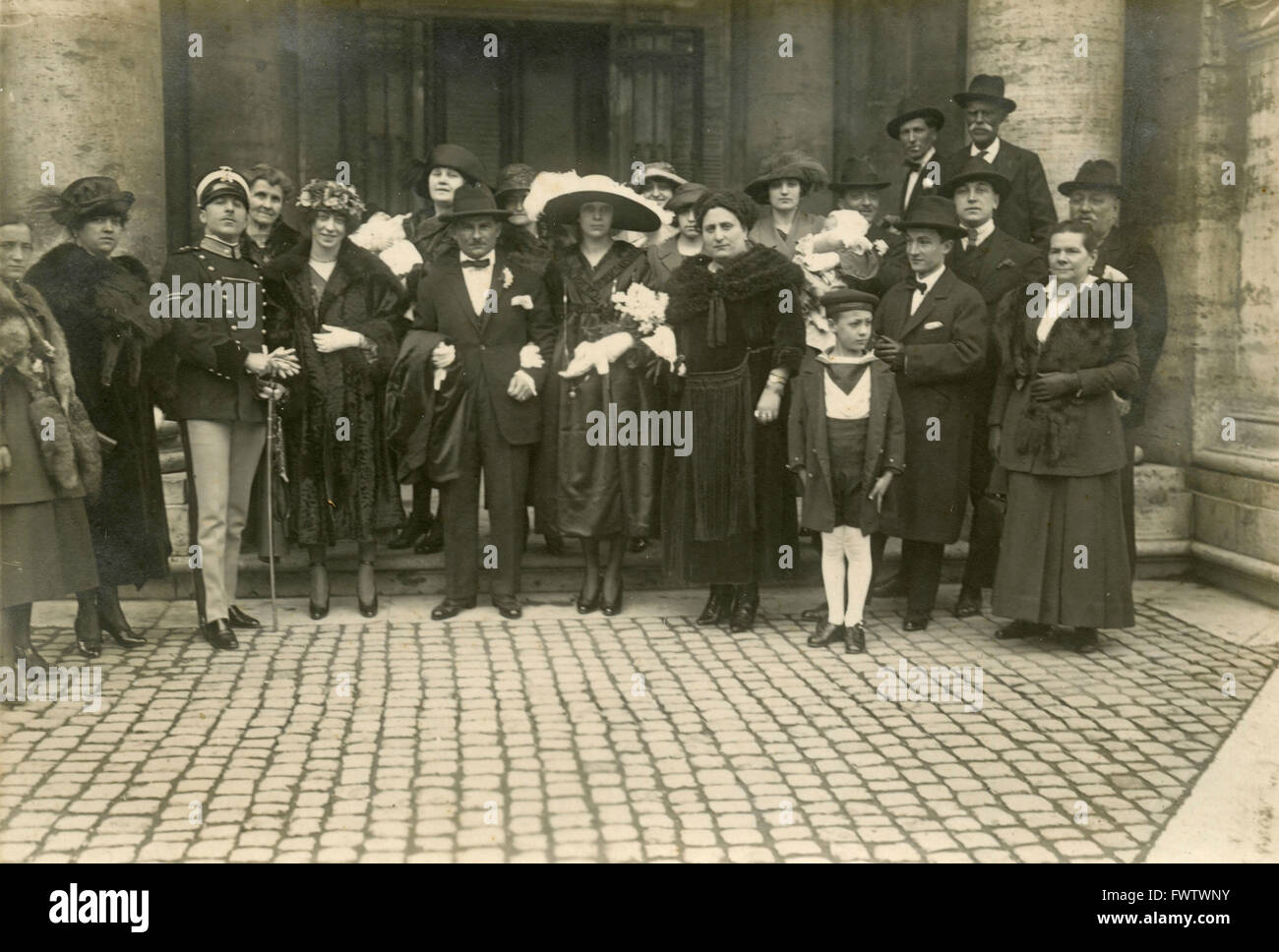 Groupe familial à l'extérieur de l'église, Italie Banque D'Images