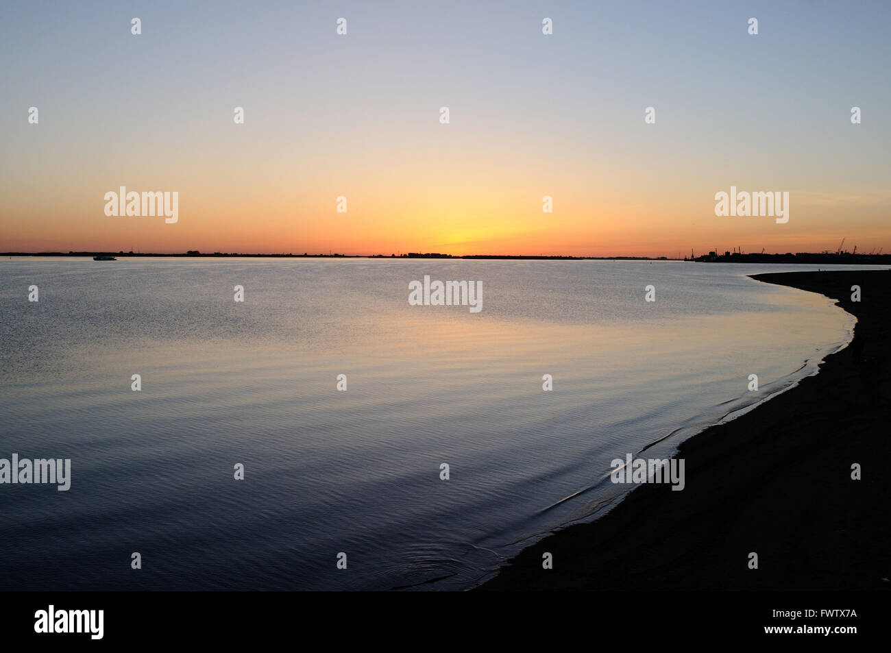 Reflet de la coucher du soleil dans des eaux calmes d'une rivière de plaine (Dvina Septentrionale), Arkhangelsk, Russie Banque D'Images