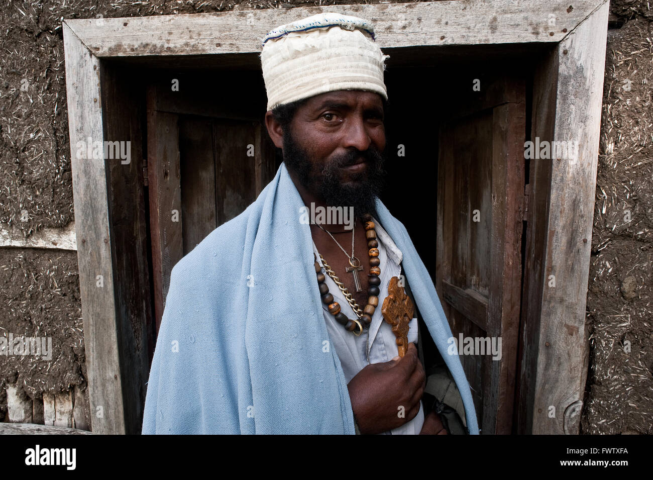 Moine orthodoxe travaillant comme un guérisseur traditionnel. Son rôle est d'aider les personnes ayant des problèmes pour se débarrasser des mauvais esprits. Banque D'Images