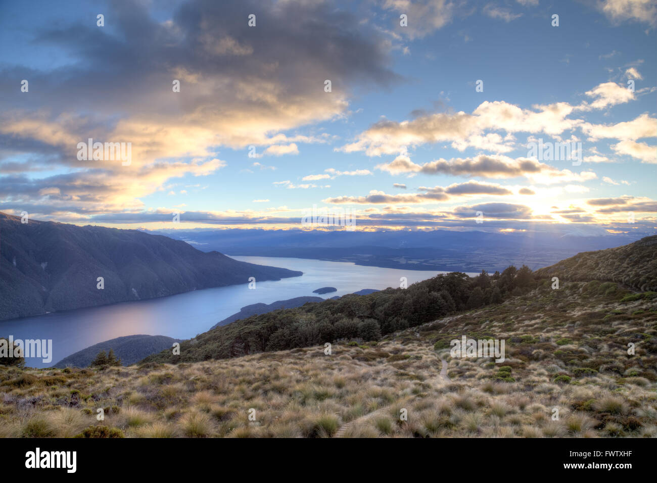 Coucher de soleil sur le lac Te Anau sur la Kepler Track sur l'île du Sud en Nouvelle Zélande Banque D'Images
