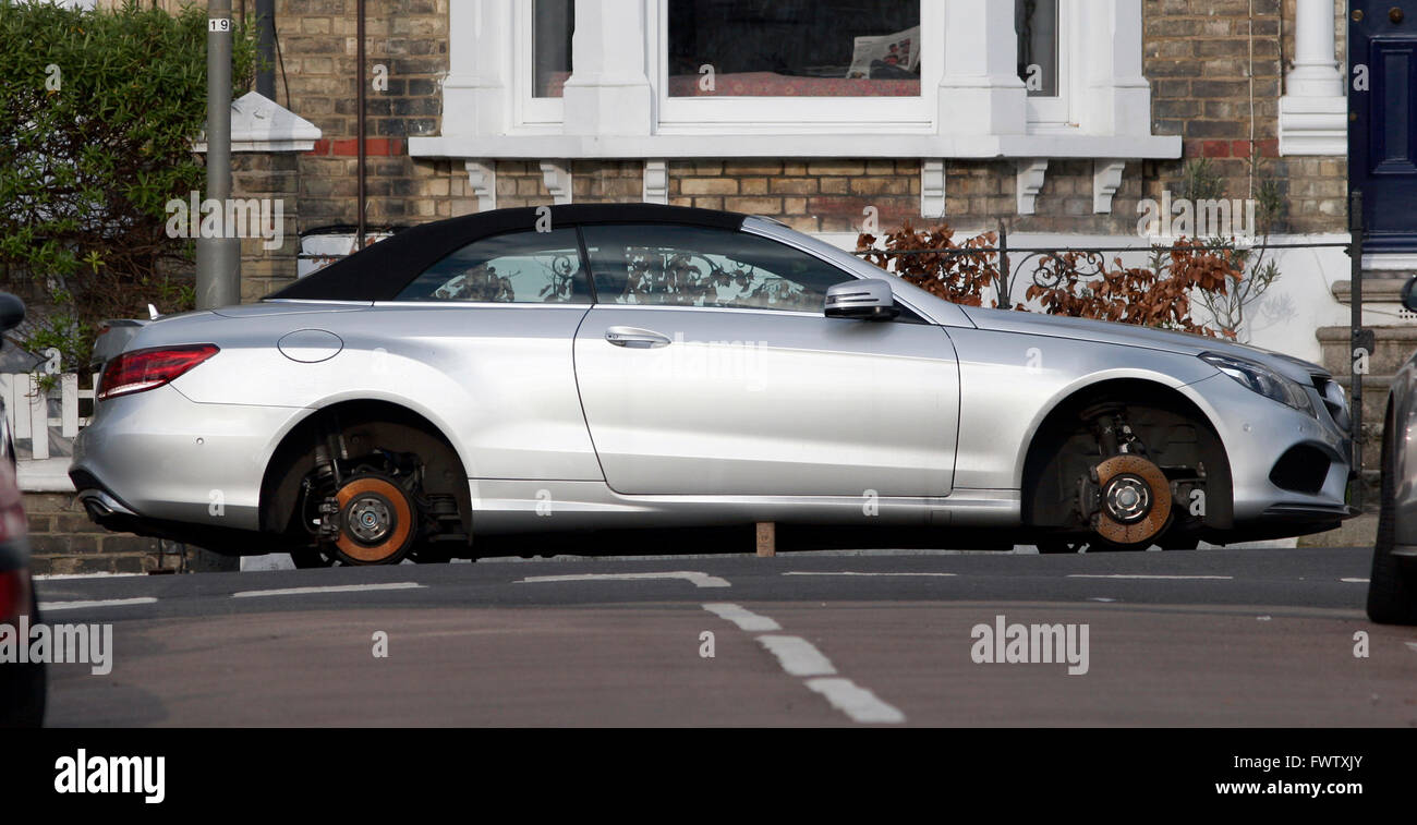 Une voiture repose sur une brique après deux roues lorsque volé, dans le sud de Londres, la Grande-Bretagne, le 5 avril 2016. Photographie d'auteur - John Voos Banque D'Images