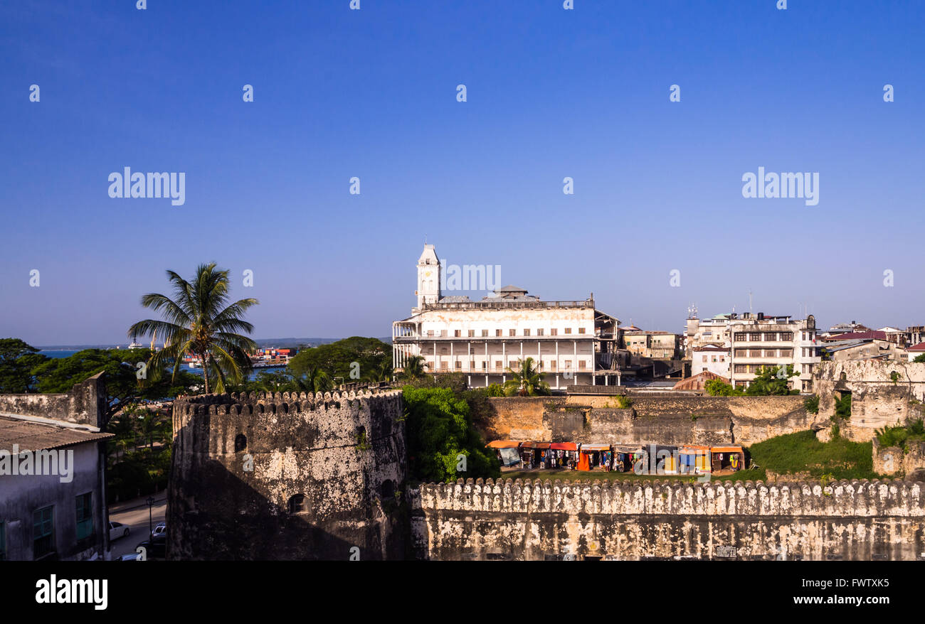 Vue panoramique de la ville de pierre avec le Vieux Fort et La Maison des Merveilles. Banque D'Images