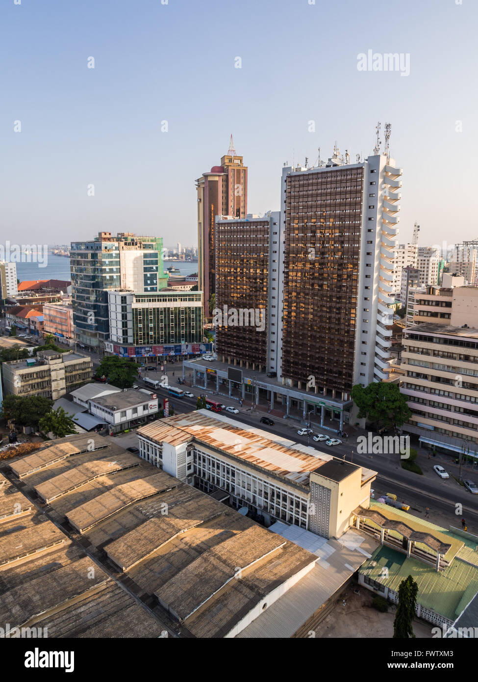 Dans l'architecture de la ville de Dar es Salaam, Tanzanie, Afrique de l'Est, le soir, au coucher du soleil. Orientation verticale, grand angle. Banque D'Images