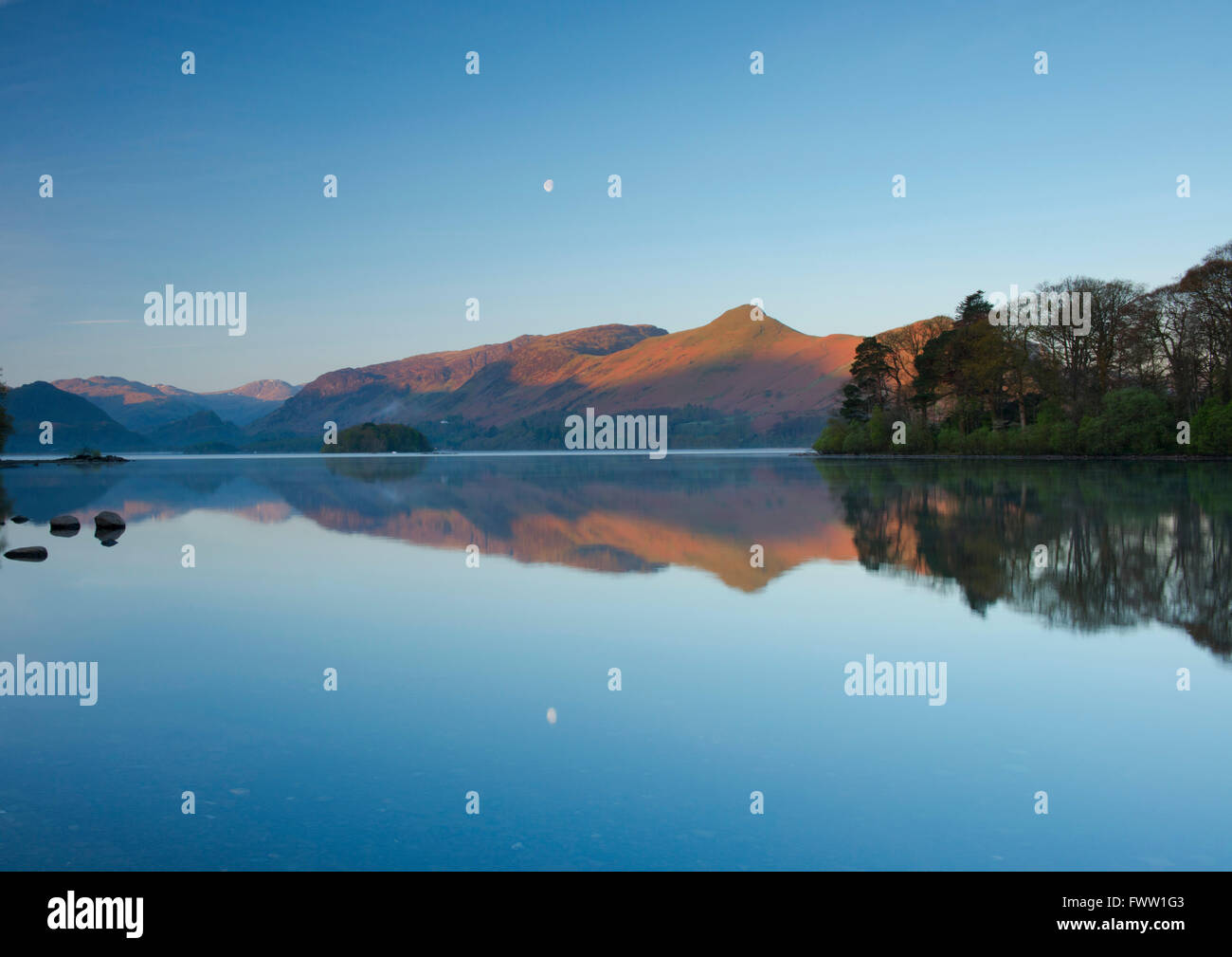 Un matin tôt vue de Derwent Water de Friar's Crag à vers Cat cloches au Parc National du Lake District. Banque D'Images