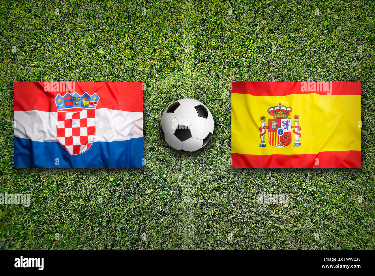 La Croatie et l'Espagne les drapeaux sur le terrain de soccer vert Banque D'Images