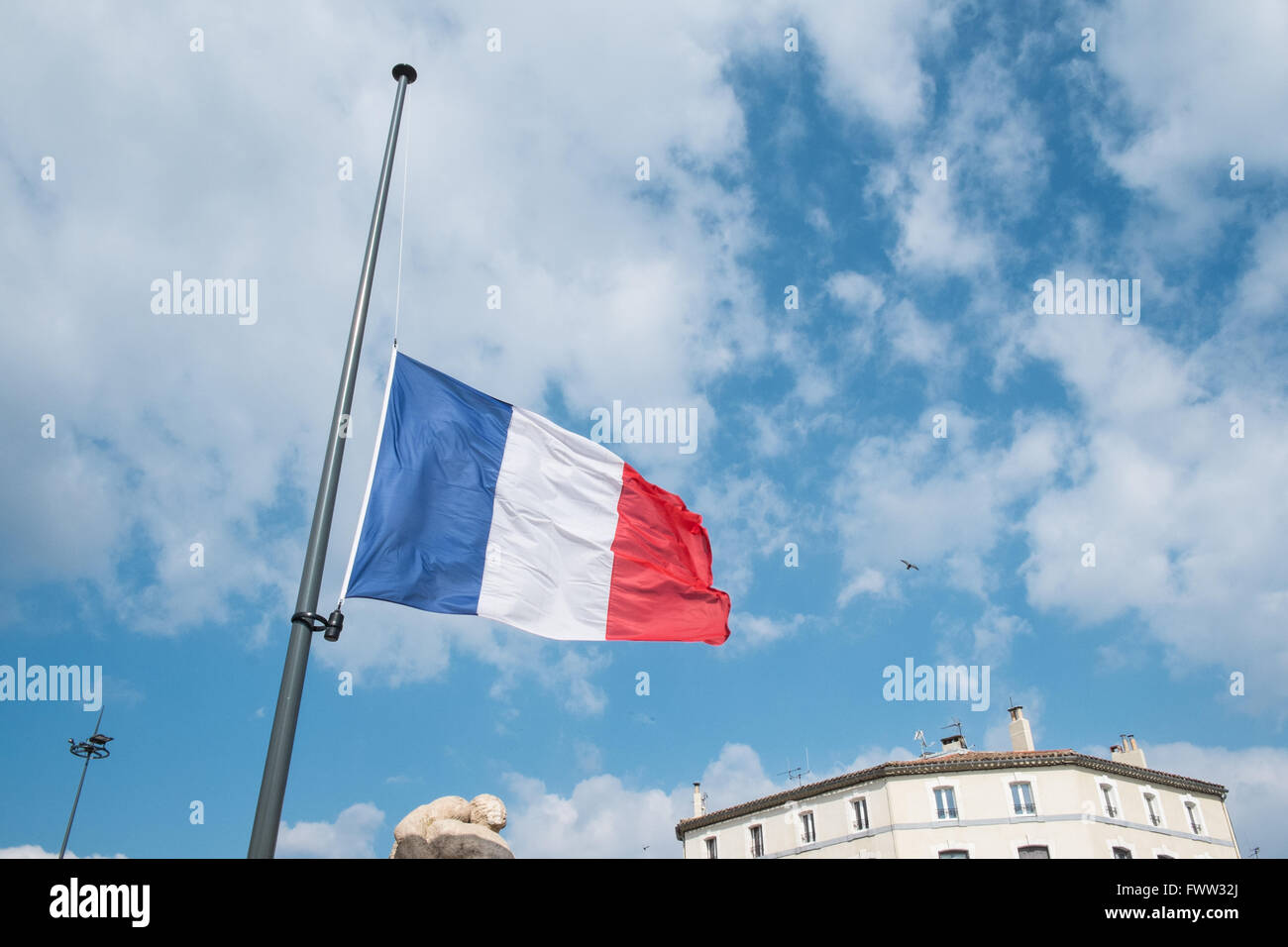 Drapeau Francais Tricolore Battant En Berne En Solidarite Attaque Terroriste Sur Bruxelles Belgique A Carcassonne Aude France Europe Photo Stock Alamy