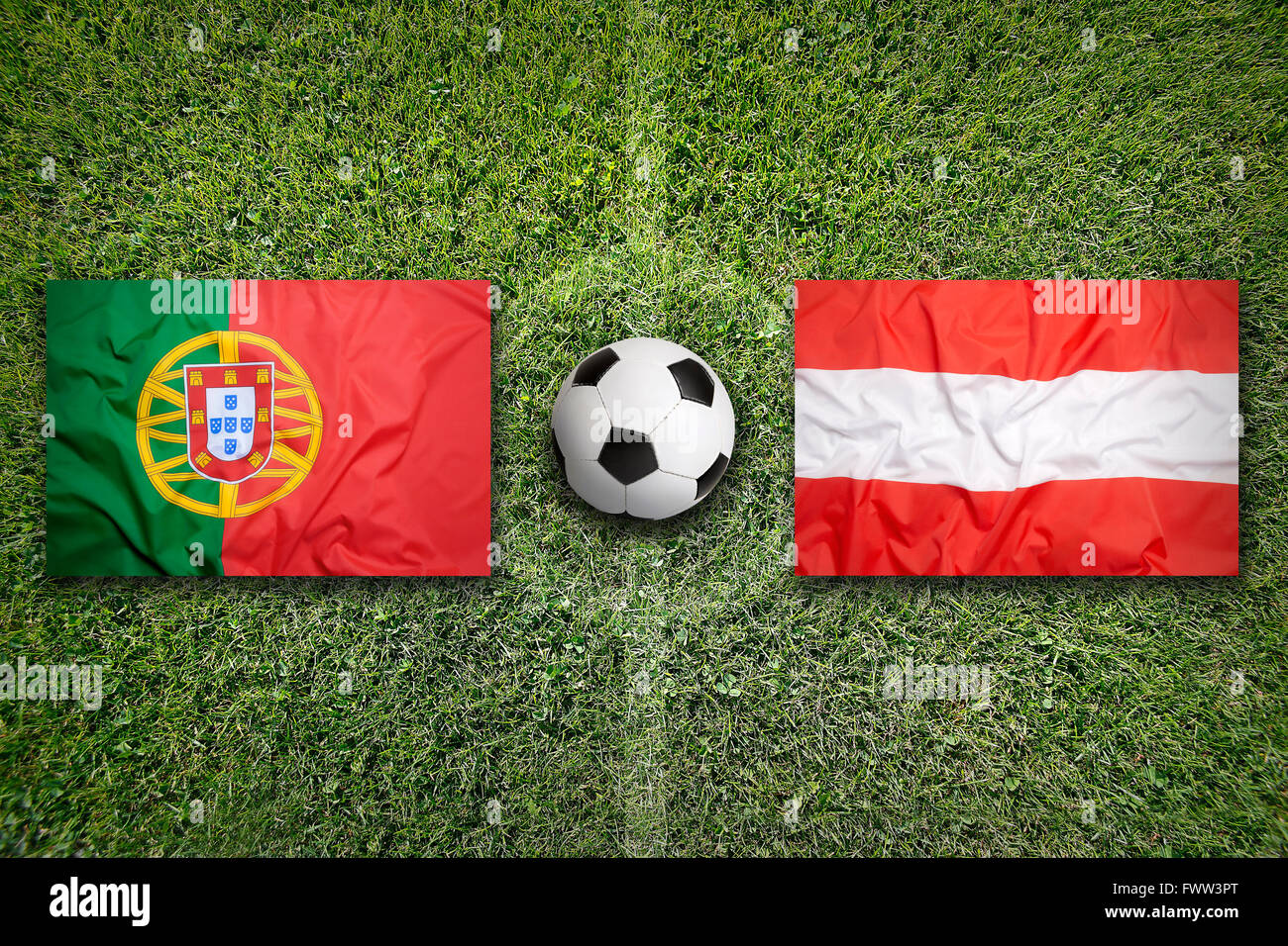 Le Portugal et l'Autriche les drapeaux sur le terrain de soccer vert Banque D'Images