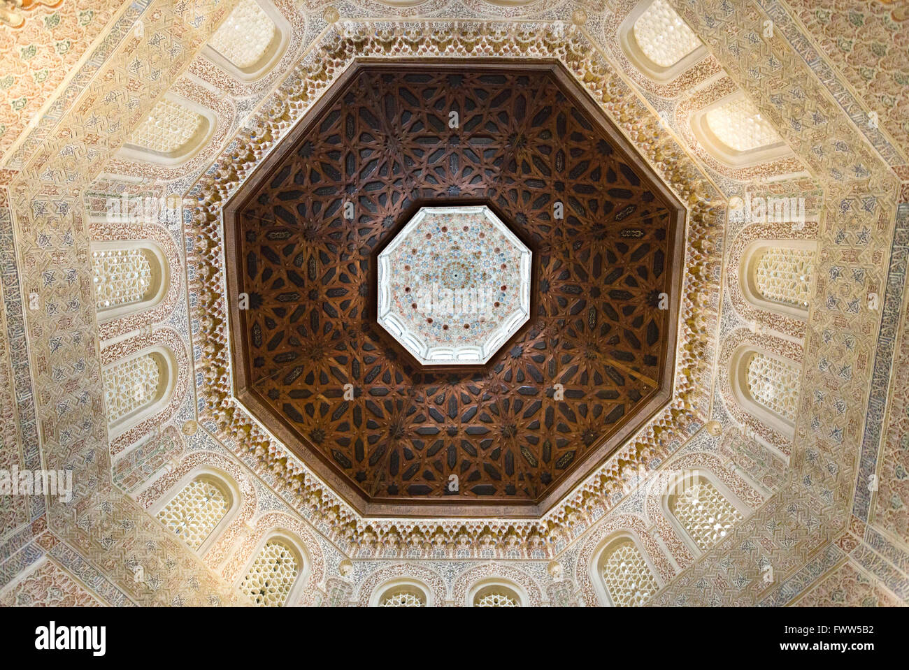 Vue sur le spectaculaire plafond et murs de la Madraza de Grenade, Espagne Banque D'Images