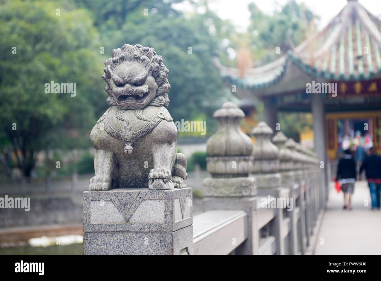 Sculpture de lion en pierre sur la clôture dans le parc Banque D'Images