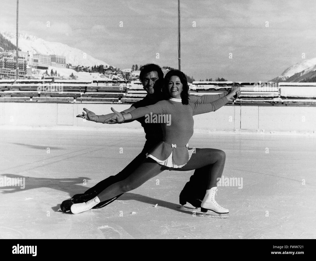 Wencke Myhre : Das ist meine Welt : die norwegische Schlagersängerin Wencke Myhre mit Hans Jürgen Bäumler auf dem Eis, Deutschland 1970 er Jahre. Wencke Myhre chanteur Schlager norvégienne sur la glace avec Hans Juergen Baeumler, l'Allemagne des années 1970. Banque D'Images