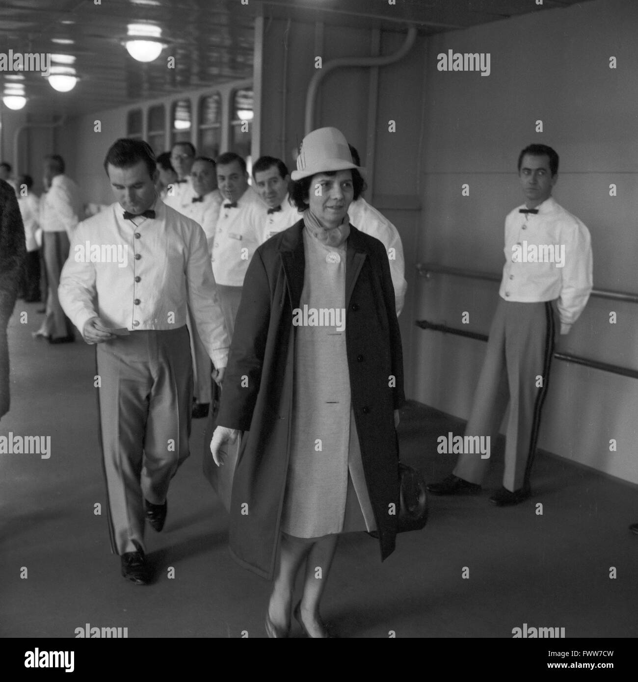 Vacances Bateau-vélo Hotel flottant Chartres eine macht eine Frau auf der SS United States', 1960 er Jahre. Une femme prend un voyage sur le navire SS United States', l'Allemagne des années 1960. Banque D'Images